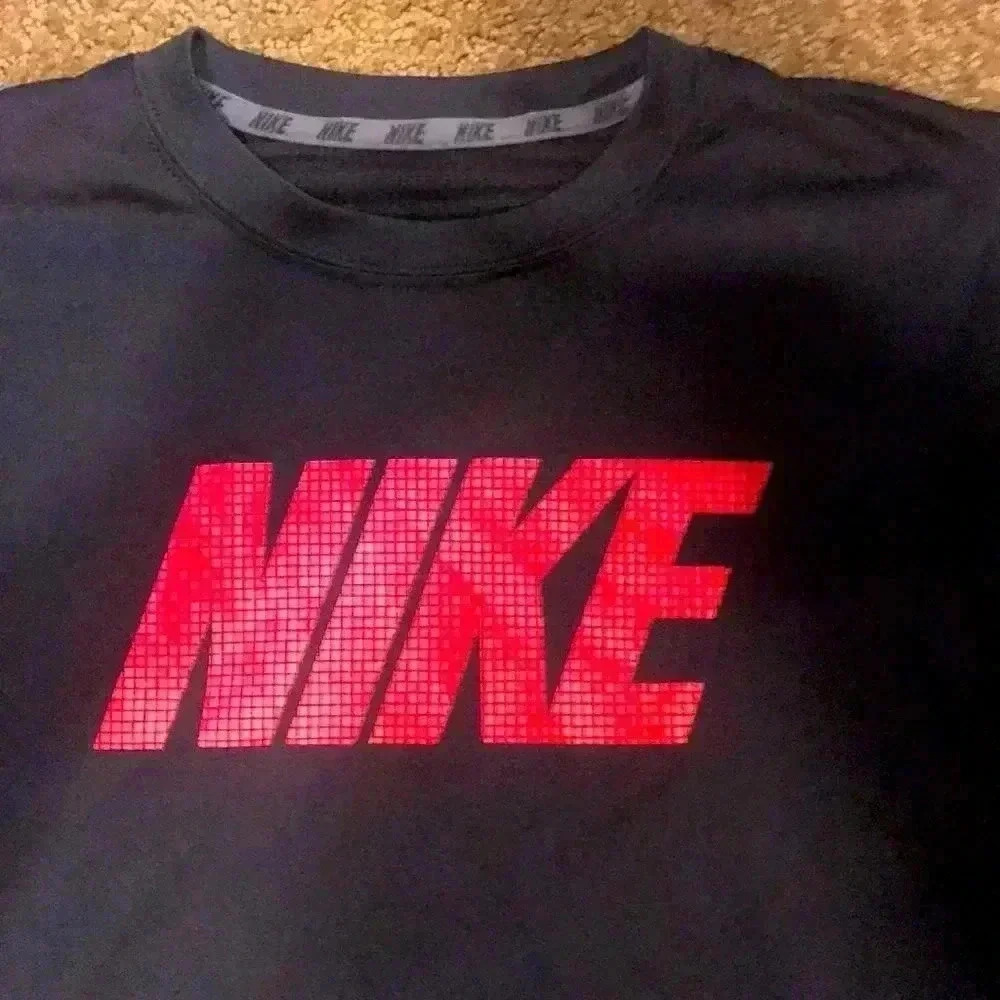 Nike dri fit shirt boys Large